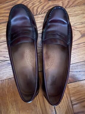 Bass Women's Penny Loafers in Burgundy Brown - pre owned in very good condition